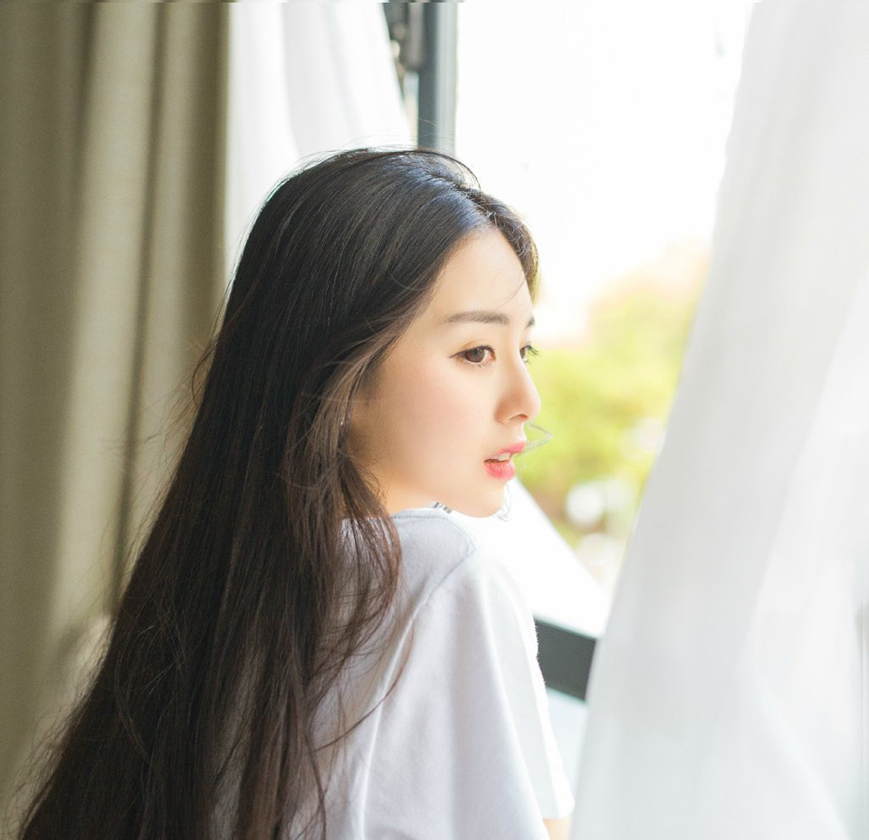 若要结婚，就嫁给一个视你如宝贝的男人，他会宽容你的小毛病，原谅你的不周到;他能照顾你，仿佛你是他的小妹妹;他能溺爱你，仿佛你是他的小宠物;他能赶走你偶尔冒出来的坏情绪，他能抱着你睡觉，给你做枕头，冬天不嫌你冷，夏天不嫌你热。
